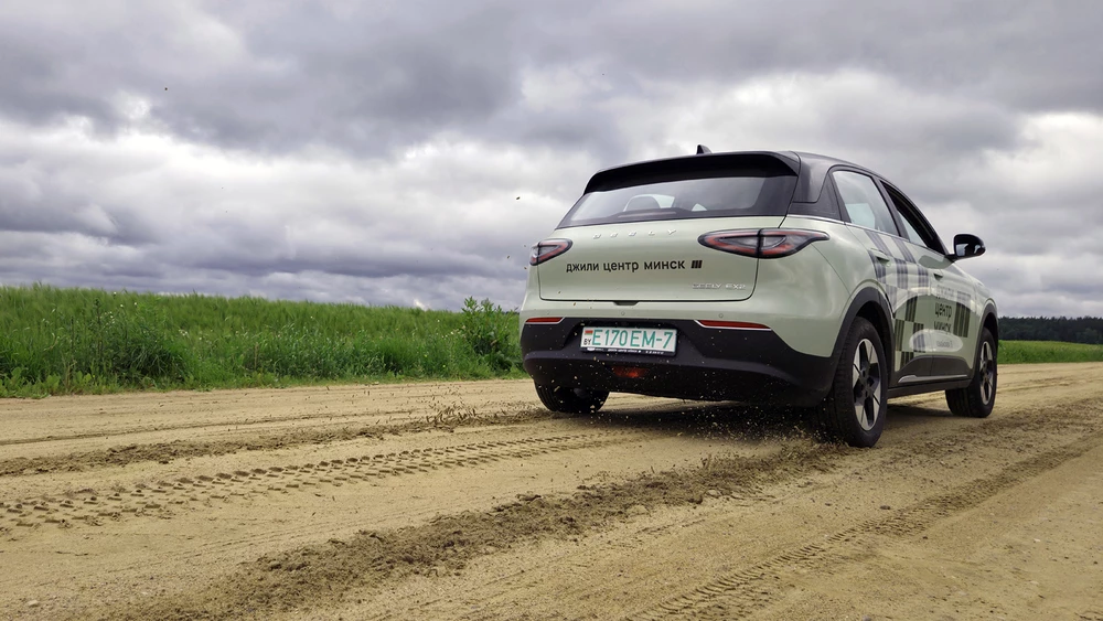 Geely EX2 Тест-драйв в Беларуси сбоку сзади на грунтовке
