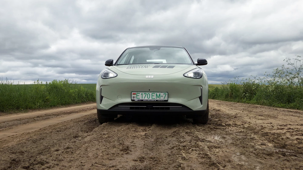 Geely EX2 Тест-драйв в Беларуси спереди на грунтовке