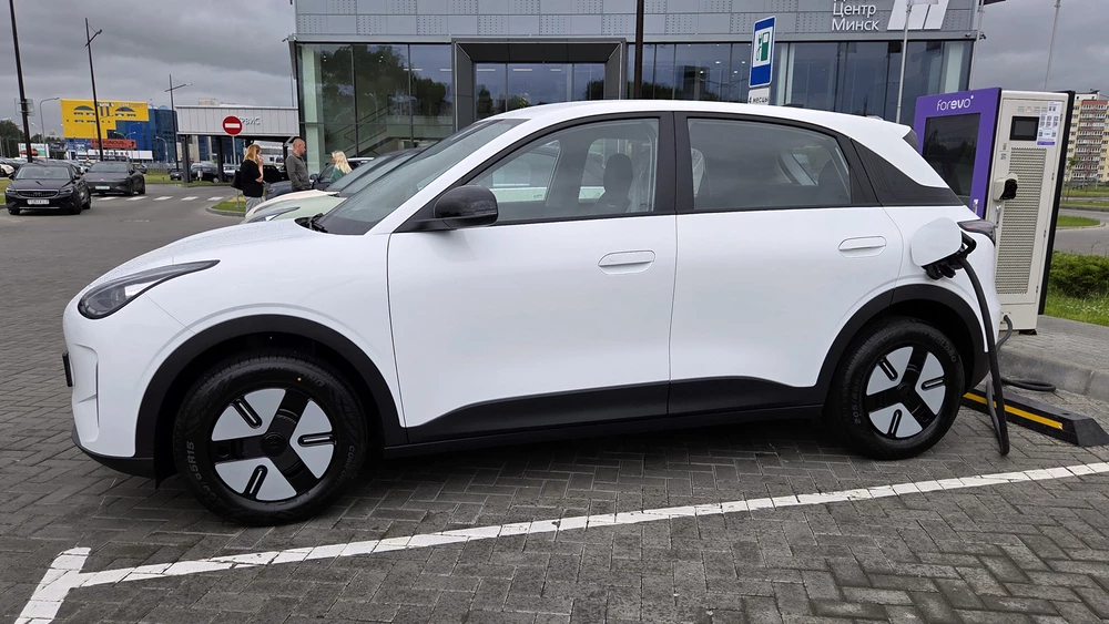 Geely EX2 Тест-драйв в Беларуси сбоку на зарядке