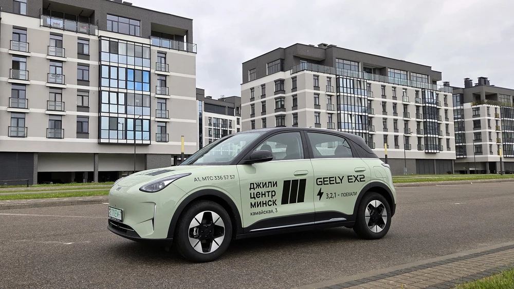Geely EX2 Тест-драйв в Беларуси сбоку спереди в динамике