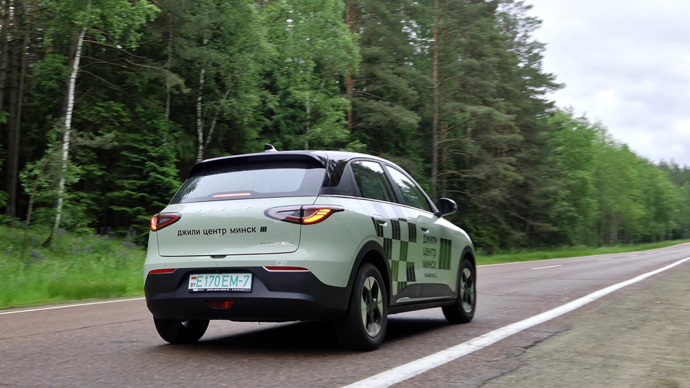 Geely EX2 Тест-драйв в Беларуси сбоку сзади в динамике