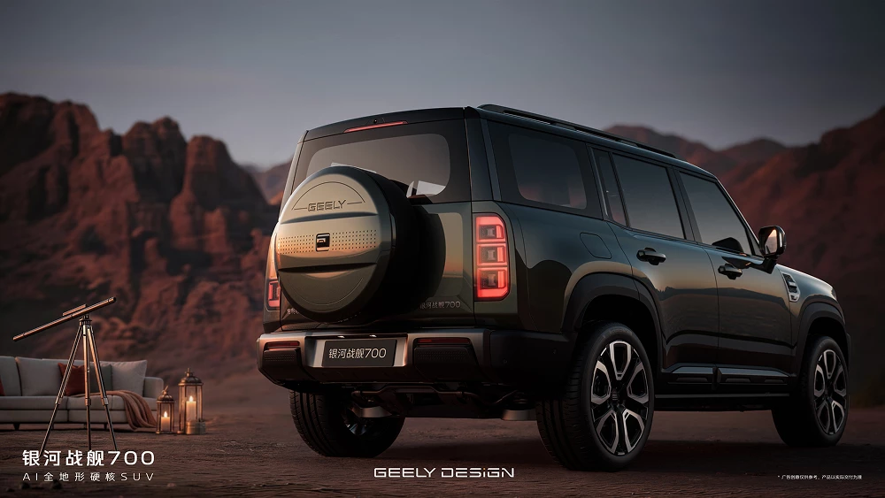 Внедорожник Geely Galaxy Cruiser 700 сбоку сзади зеленый гибрид запасное колесо