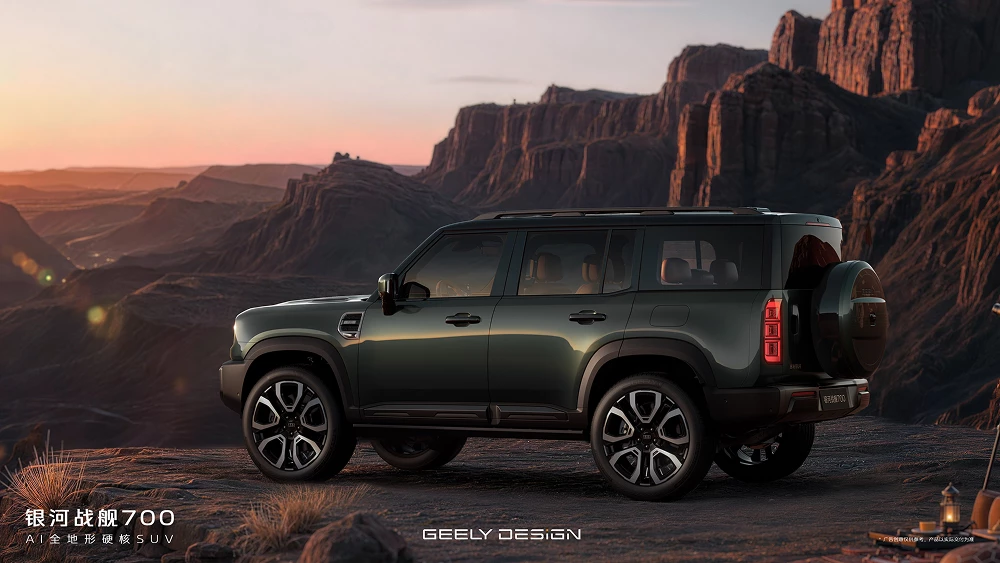 Внедорожник Geely Galaxy Cruiser 700 сбоку сзади зеленый гибрид запасное колесо диски