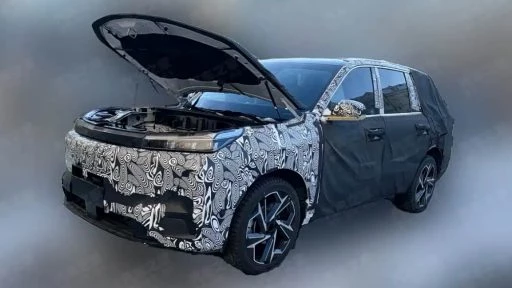 geely galaxy m8 сбоку спереди кроссовер гибридный p166 камуфляж пять мест шпионское фото