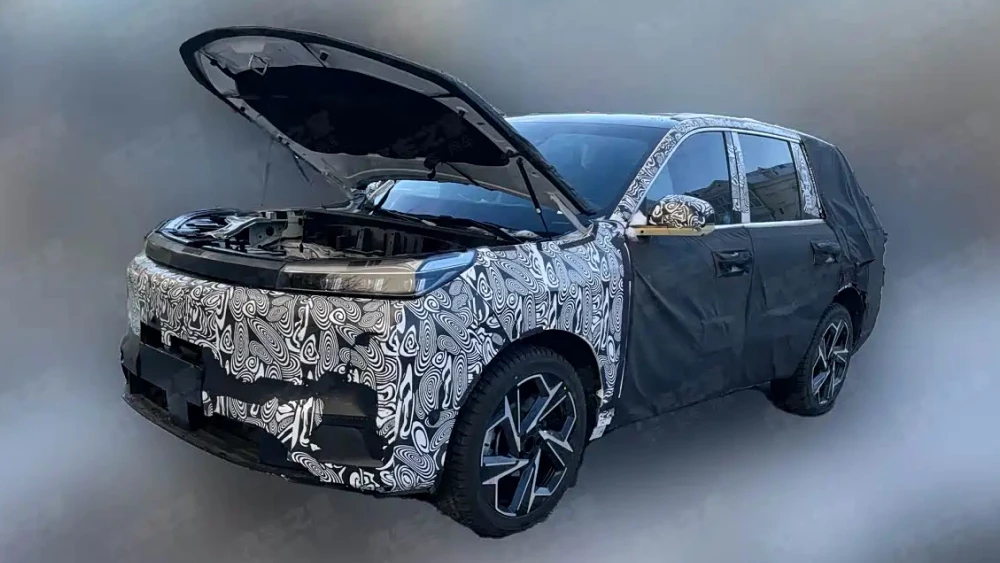 geely galaxy m8 сбоку спереди кроссовер гибридный p166 камуфляж пять мест шпионское фото