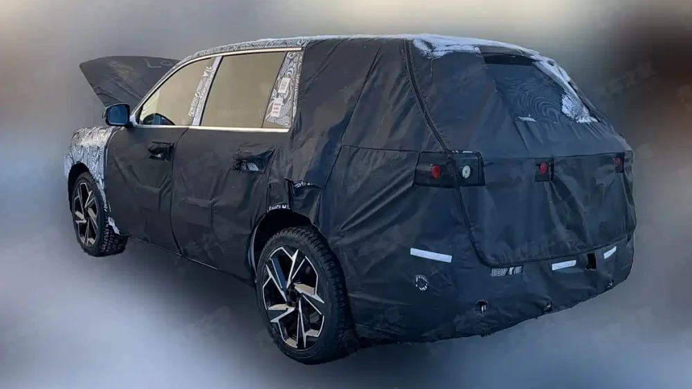 geely galaxy m8 сбоку сзади кроссовер гибридный p166 камуфляж пять мест шпионское фото