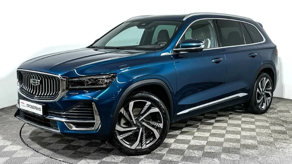 Кроссовер Geely Monjaro с пробегом продажи в России сбоку спереди
