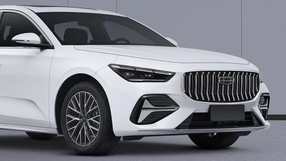 Флагманский седан Geely Preface L90 сбоку спереди белый передняя часть решетка радиатора