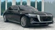 Обновленный седан Hongqi H9 2026 года сбоку спереди