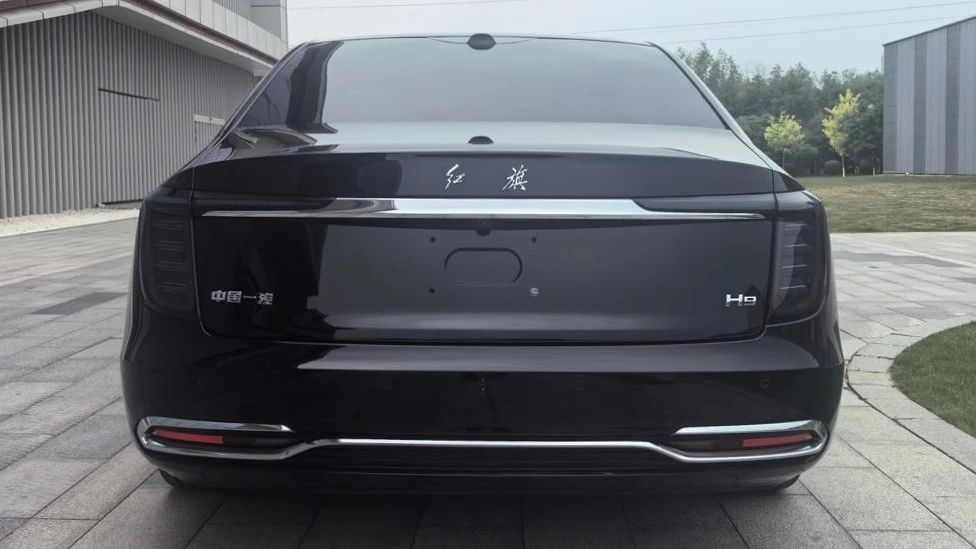 Обновленный седан Hongqi H9 2026 года сзади