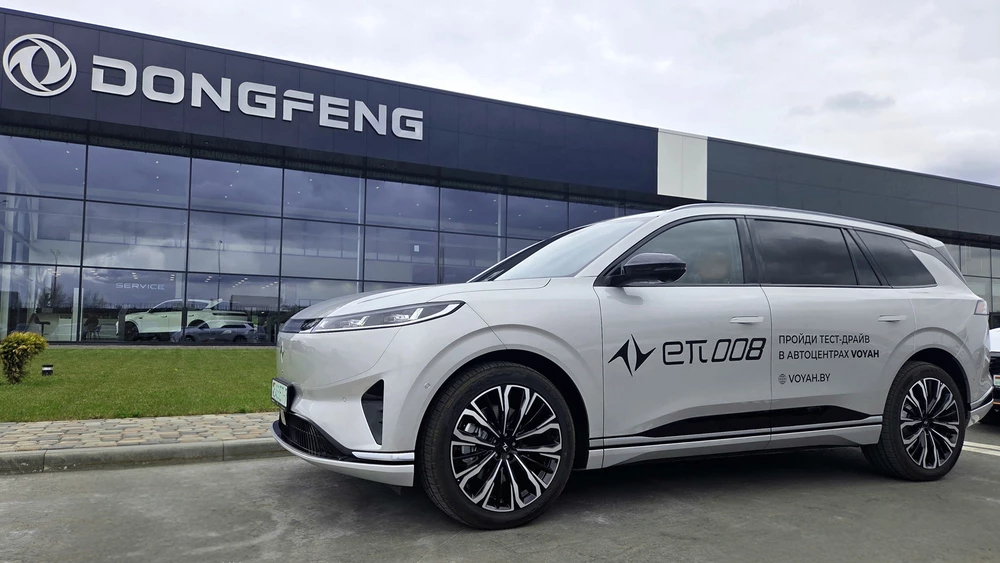 eπ008 Ипай 008 Dongfeng тест в Беларуси сбоку спереди дилерский центр