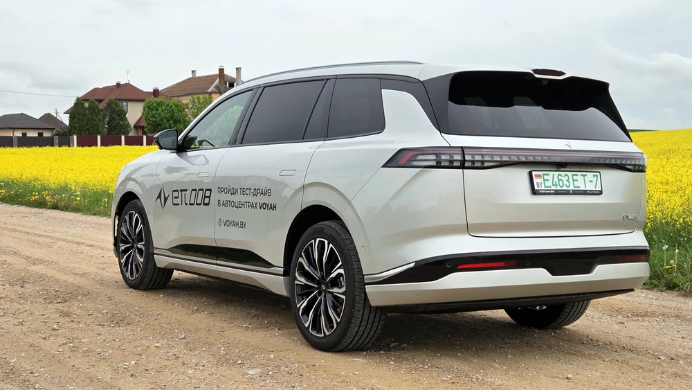 eπ008 Ипай 008 Dongfeng тест в Беларуси сбоку сзади