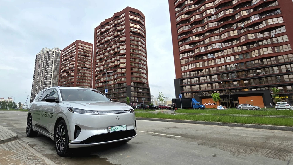 eπ008 Ипай 008 Dongfeng тест в Беларуси сбоку спереди