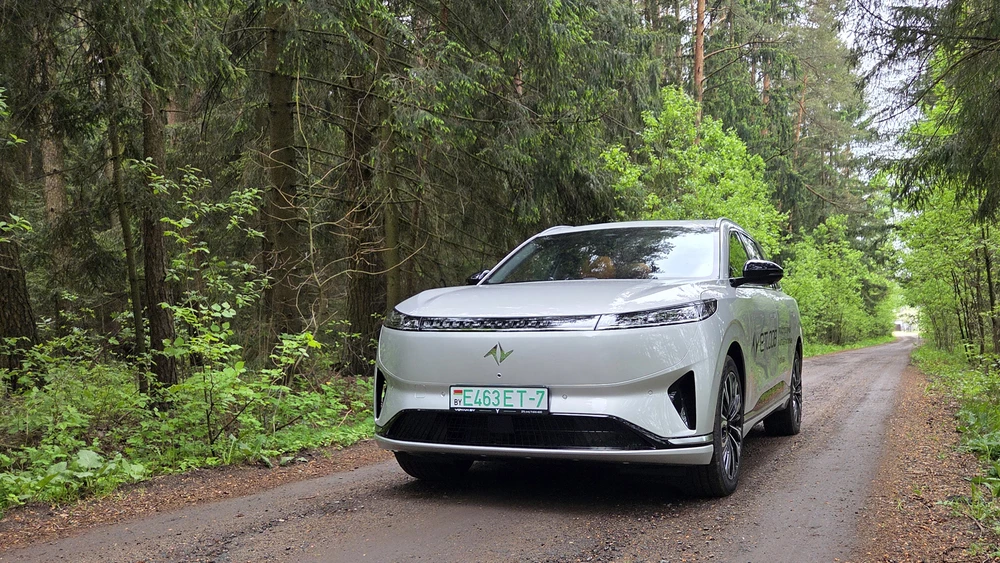 eπ008 Ипай 008 Dongfeng тест в Беларуси сбоку спереди