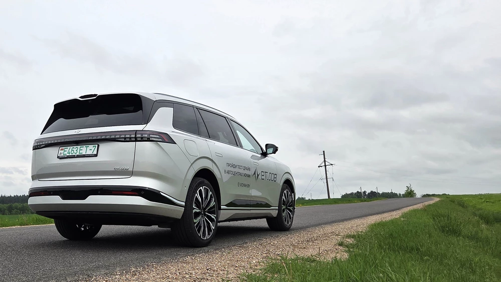 eπ008 Ипай 008 Dongfeng тест в Беларуси сбоку сзади