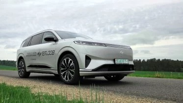 eπ008 Ипай 008 Dongfeng тест в Беларуси сбоку спереди