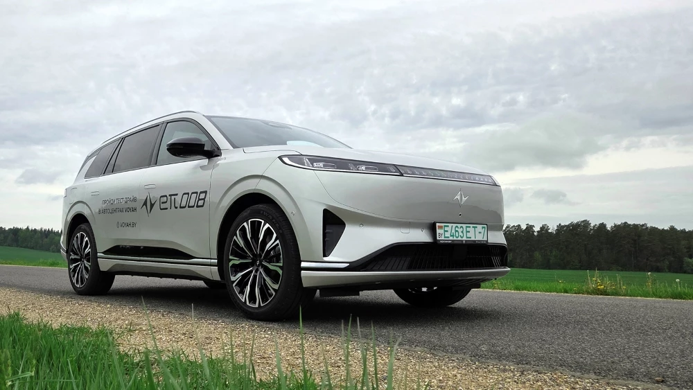 eπ008 Ипай 008 Dongfeng тест в Беларуси сбоку спереди