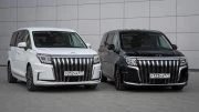 JAC RF8 в редакционном парке белый черный рядом два сбоку спереди