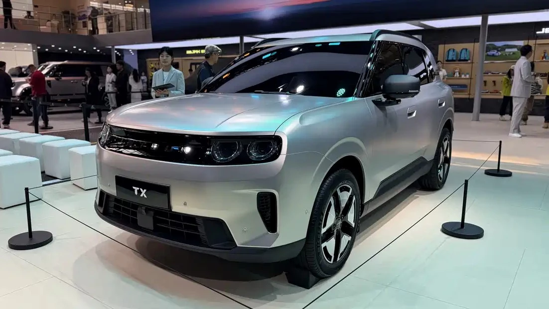 Концептуальный кроссовер Jetour TX на автосалоне в Пекине в 2026 году сбоку спереди