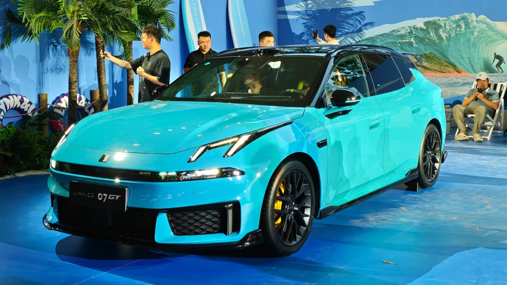 универсал lynk co 07 gt сбоку спереди голубой гибрид