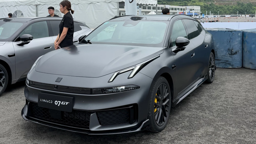 универсал lynk co 07 gt сбоку спереди серый гибрид