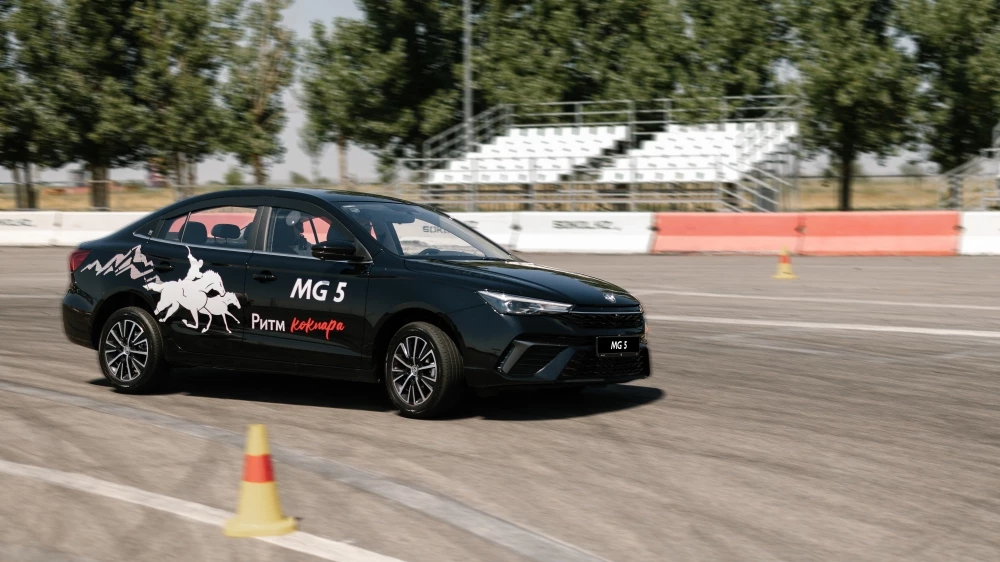 Седан MG 5 на тесте в Казахстане сбоку спереди в динамике занос