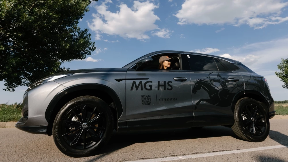 Кроссовер MG HS на тесте в Казахстане сбоку