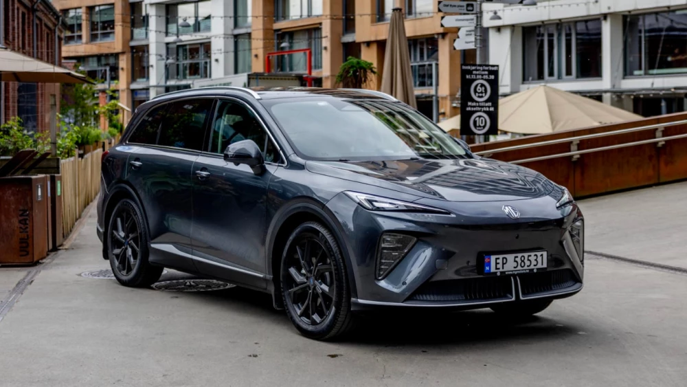 MG S6 реальный запас хода электромобиль кроссовер сбоку спереди серый
