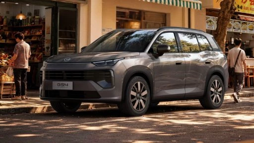 Новый GAC GS4 показали официально кроссовер сбоку спереди серый