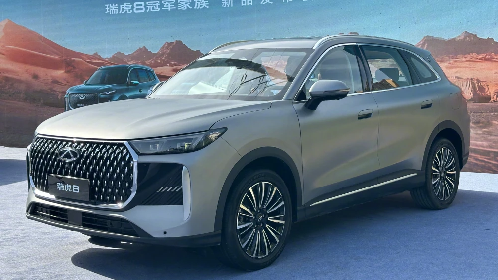 обновленный chery tiggo 8 кроссовер сбоку спереди серый китай