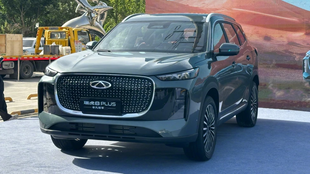 обновленный chery tiggo 8 plus кроссовер сбоку спереди китай