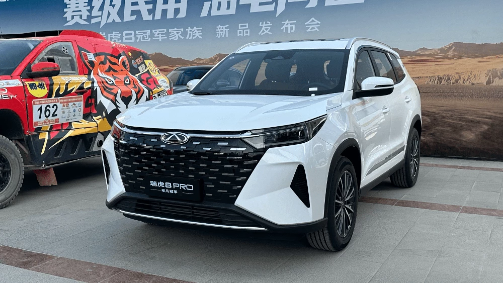 обновленный chery tiggo 8 pro кроссовер сбоку спереди белый китай