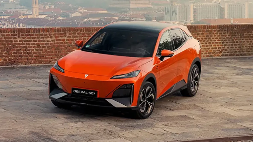 Оснащение кроссовера Deepal S07 раскрыли в России сбоку спереди оранжевый