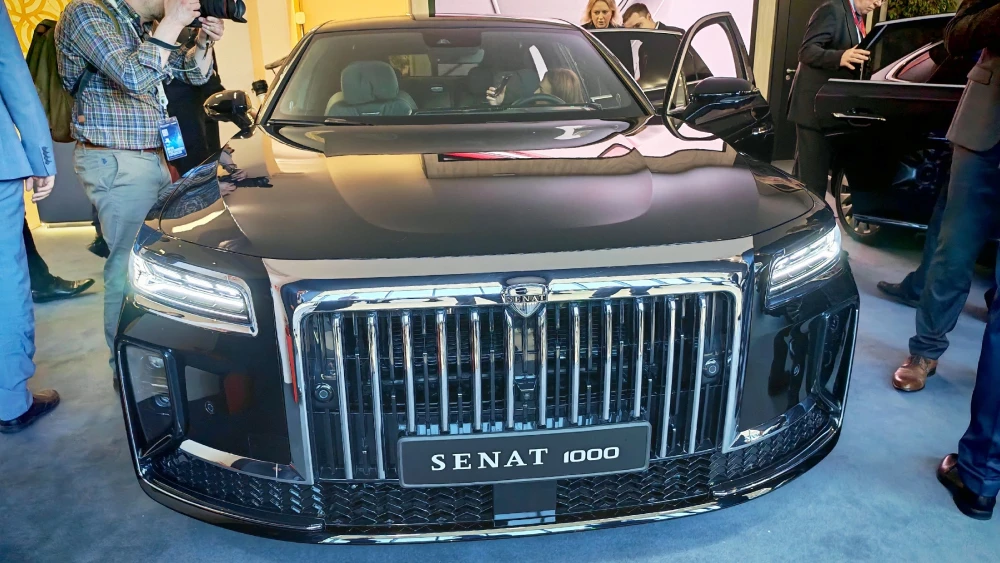Названы цены Senat 900 на базе Hongqi H9. Российский седан будет намного дороже китайского