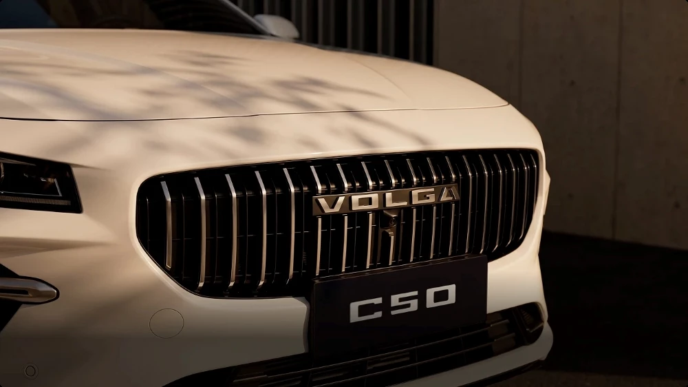 Логотип Volga на седане C50 решетка фары перед