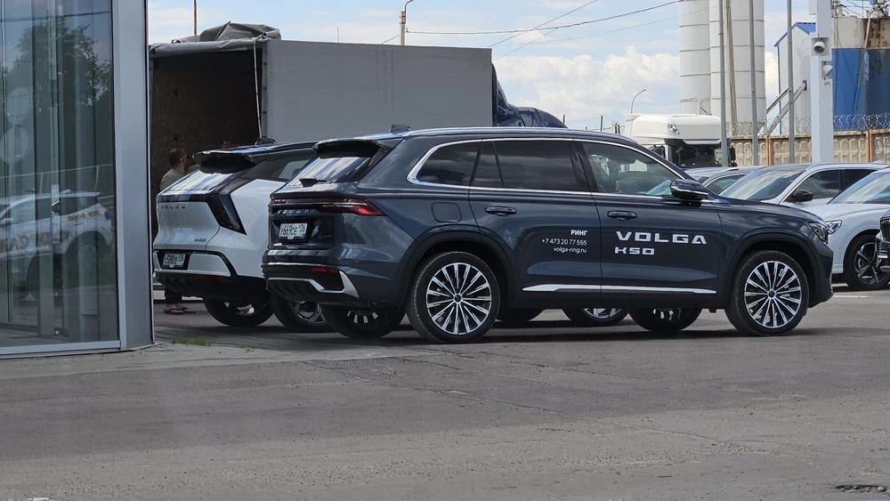 Кроссовер Volga K50 в автосалоне у дилера сбоку новый купить