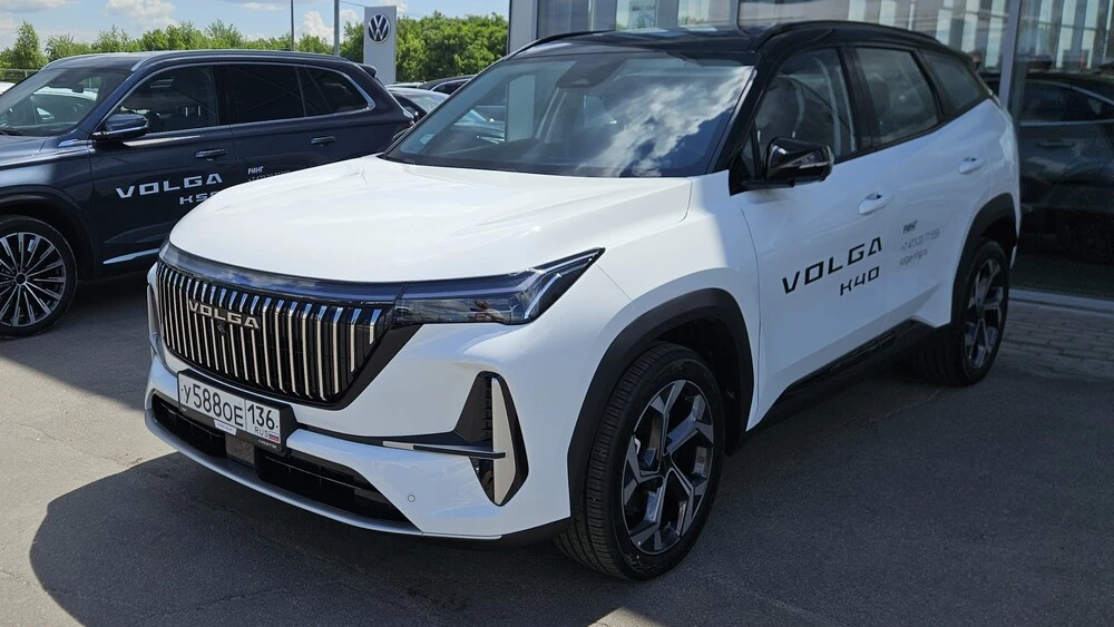 Кроссовер Volga K40 в автосалоне у дилера сбоку спереди новый купить