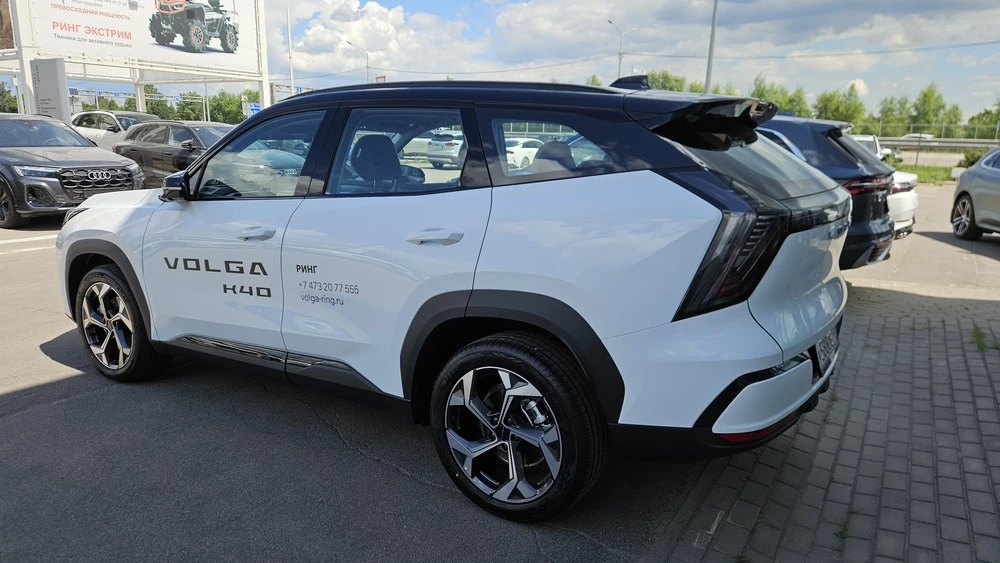 Кроссовер Volga K40 в автосалоне у дилера сбоку сзади новый купить