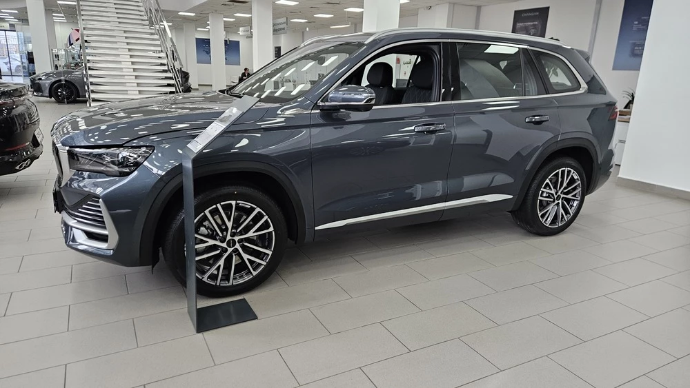 Кроссовер Volga K50 в автосалоне у дилера сбоку новый купить