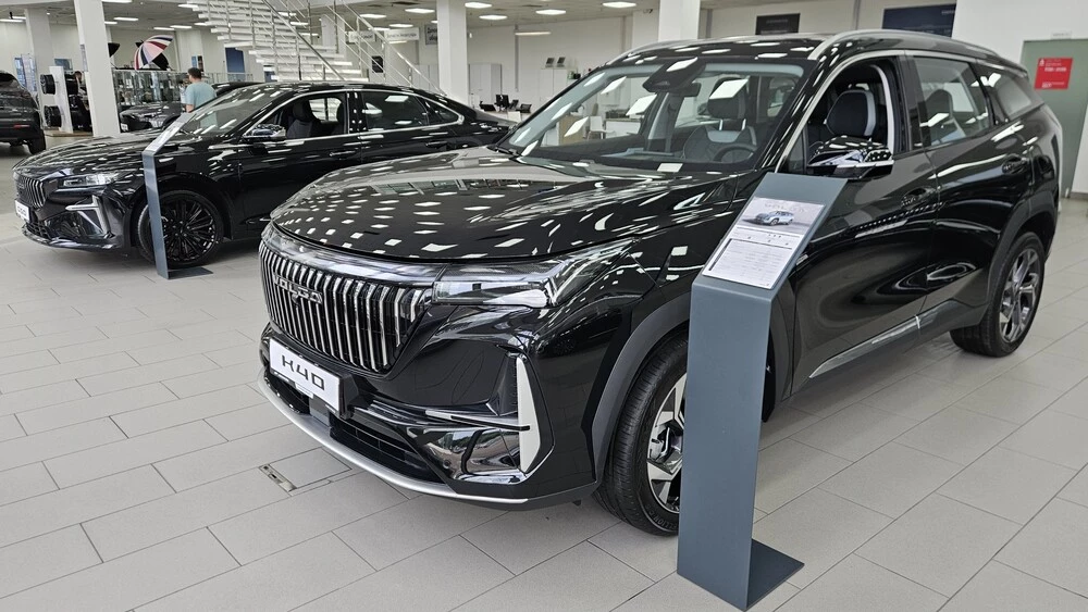 Кроссовер Volga K50 седан C50 в автосалоне у дилера сбоку спереди новый купить