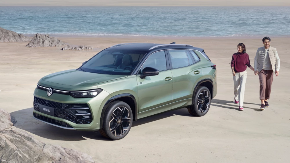 volkswagen tayron l сбоку спереди кроссовер зеленый