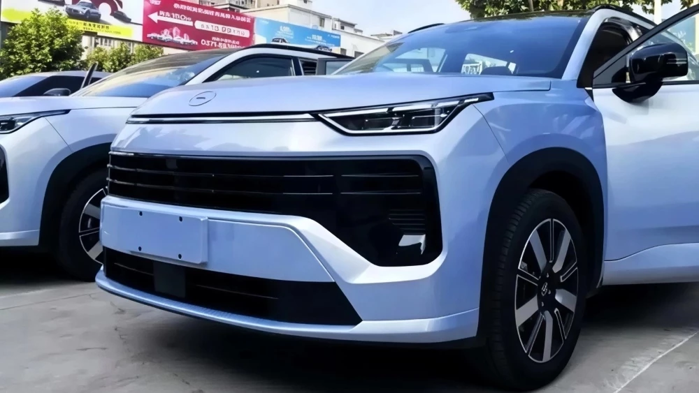 новый gac gs4 кроссовер сбоку спереди у дилера в Китае