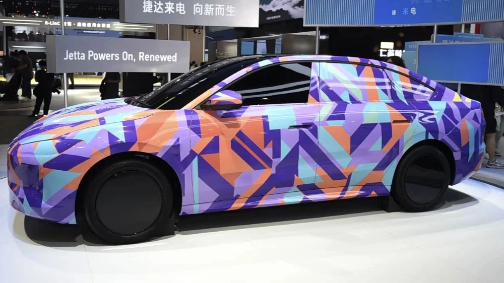 седан jetta m6 спереди сбоку на выставке в Пекине