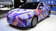 седан jetta m6 спереди сбоку на выставке в Пекине