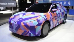 седан jetta m6 спереди сбоку на выставке в Пекине