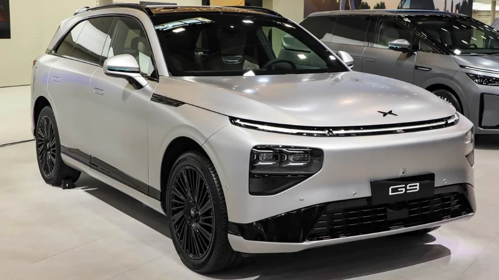 электрический кроссовер xрeng g9 спереди сбоку