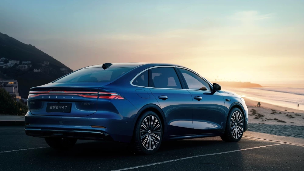 седан geely galaxy a7 em сбоку сзади