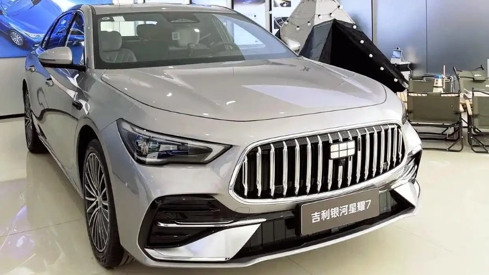 седан geely galaxy starshine 7 в Китае сбоку спереди