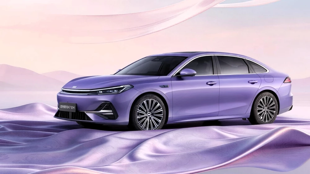 седан geely galaxy a7 em сбоку спереди