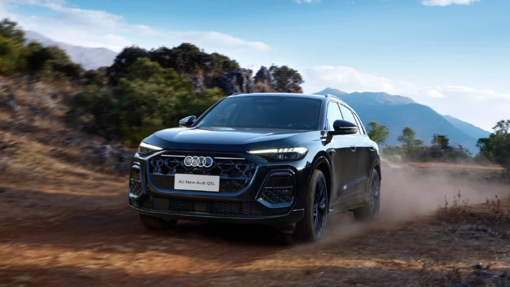 audi q5l кроссовер сбоку спереди